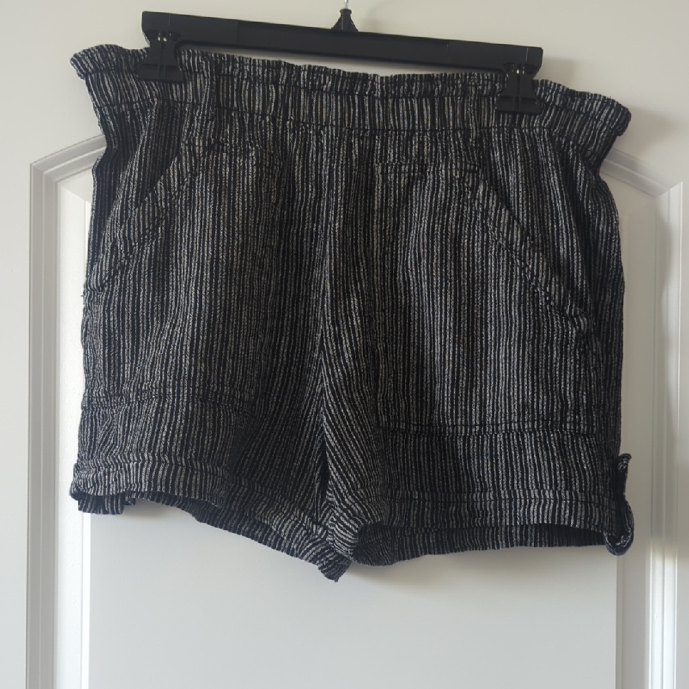 Black and White Women's Linen Blend Shorts